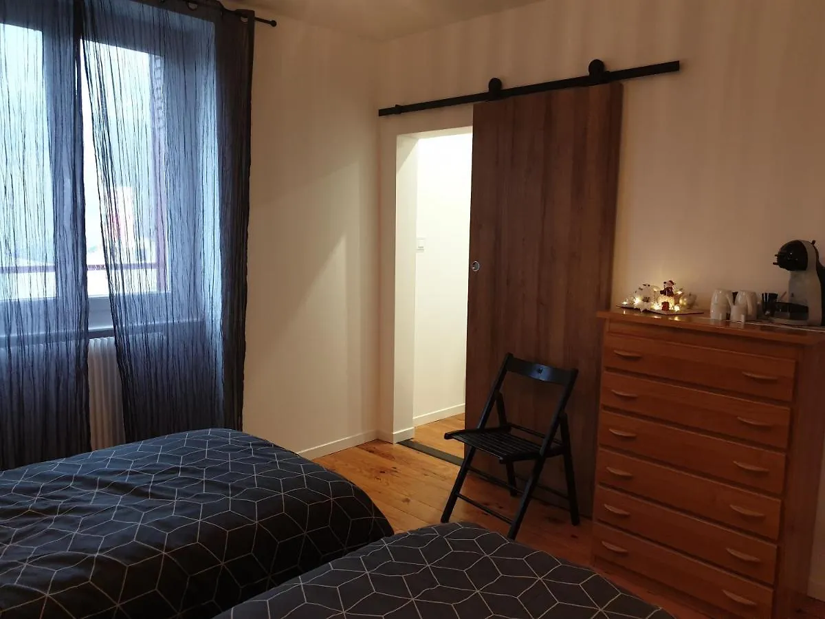 Sas Road Runner Cafe Bed & Breakfast Egliseneuve-d'Entraigues 0*,  France